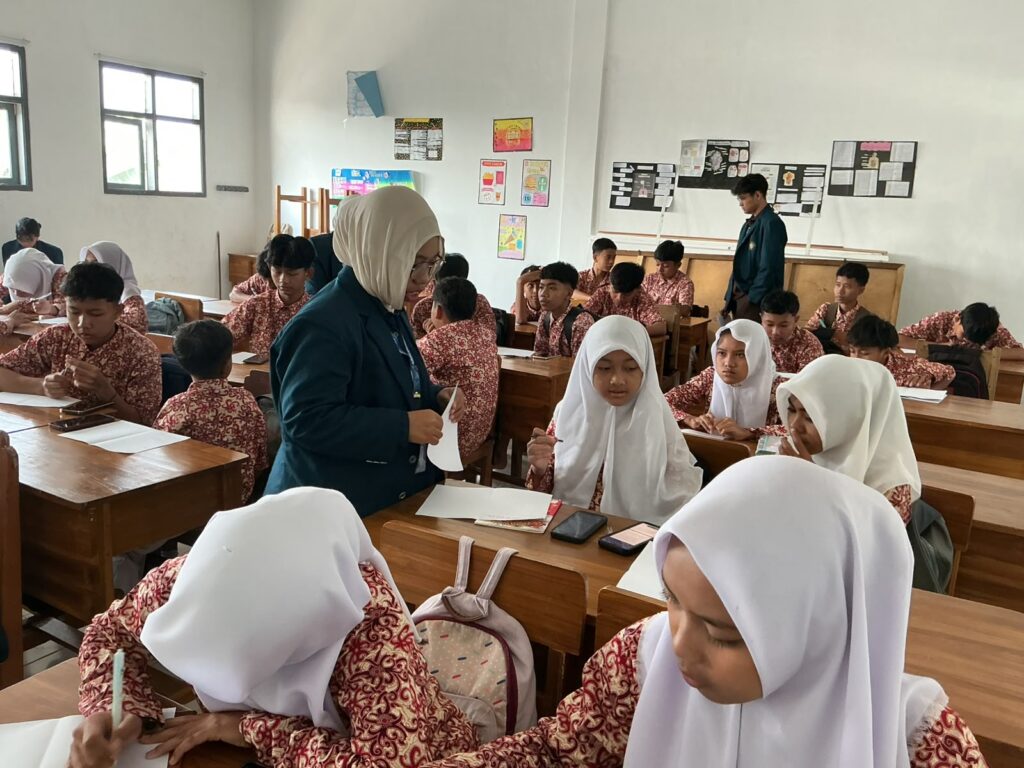 PENA DESA: Mahasiswa MMD UB Hidupkan Malam Literasi di Desa Talangsuko Selama 24 Hari